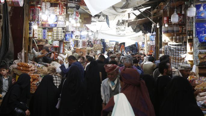 اليمنيون وسط الحرب والعيد.. أعنف أزمة سيولة منذ 11 عاماً