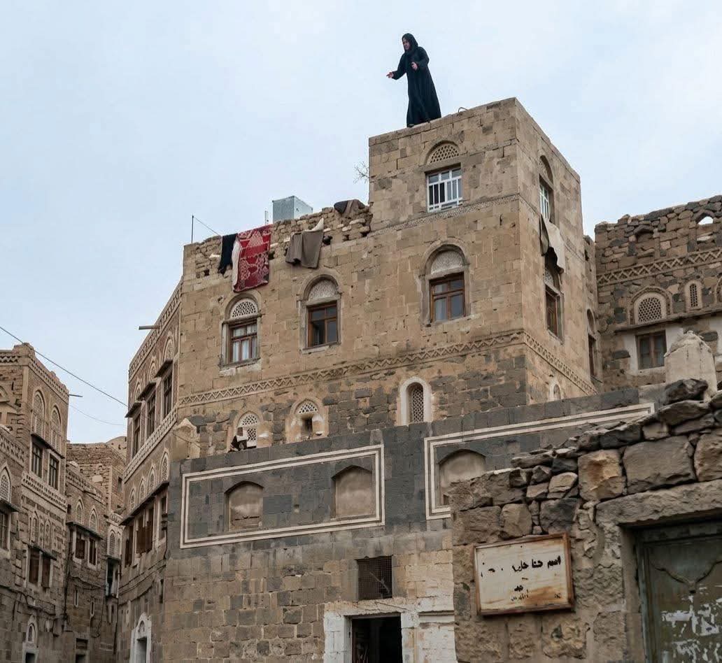 قفزة الدور الرابع تهز اليمن.. زوجة تاجر تنهي حياتها بعد حكم “العودة القسرية”