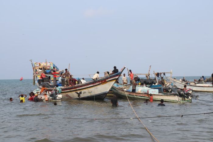 انقطاع الاتصال بـ15 صيادًا يمنيًا أثناء رحلة صيد في البحر الأحمر