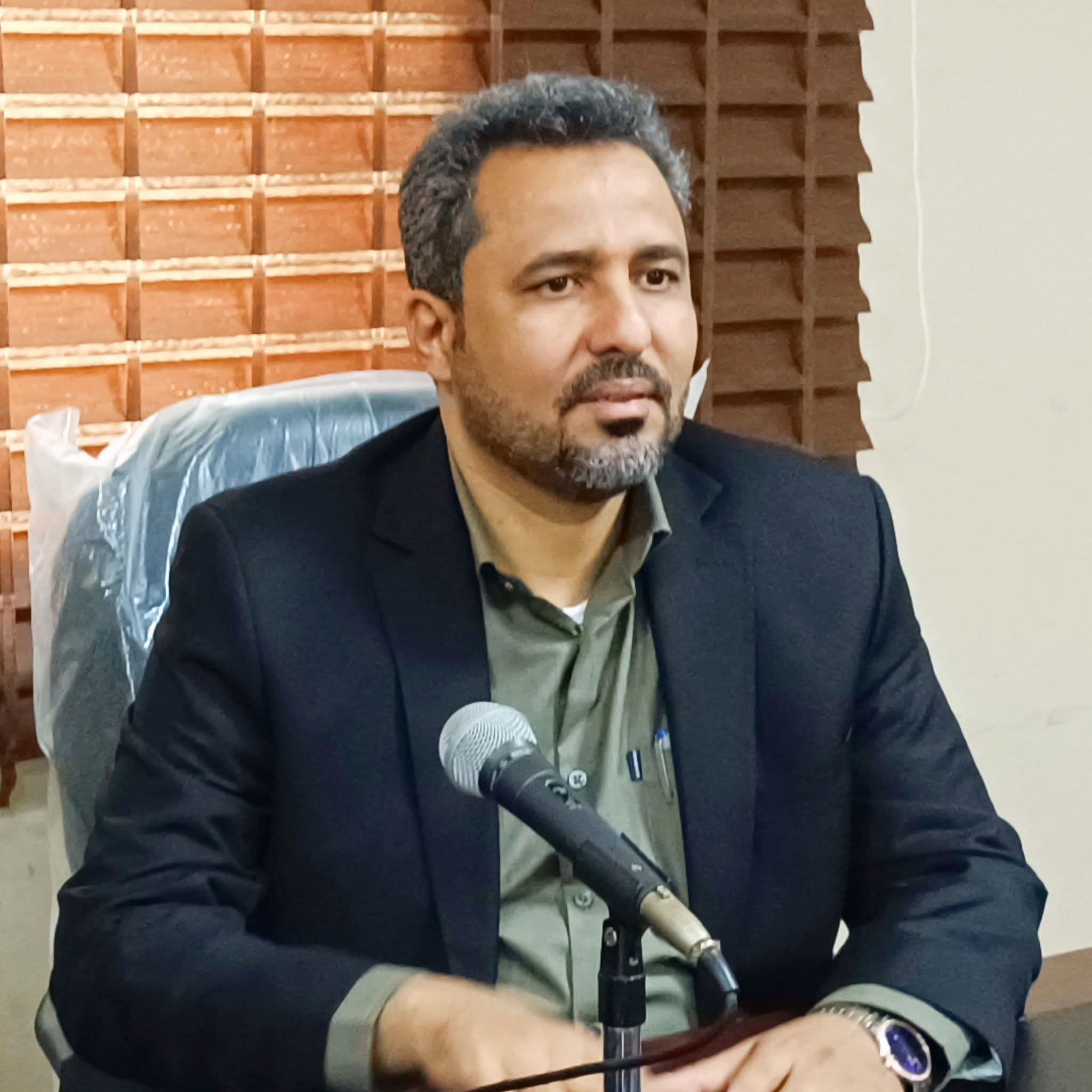 محافظ لحج يوجه مدراء العموم بالالتزام بمقار عملهم ويحظر المغادرة دون إذن مسبق