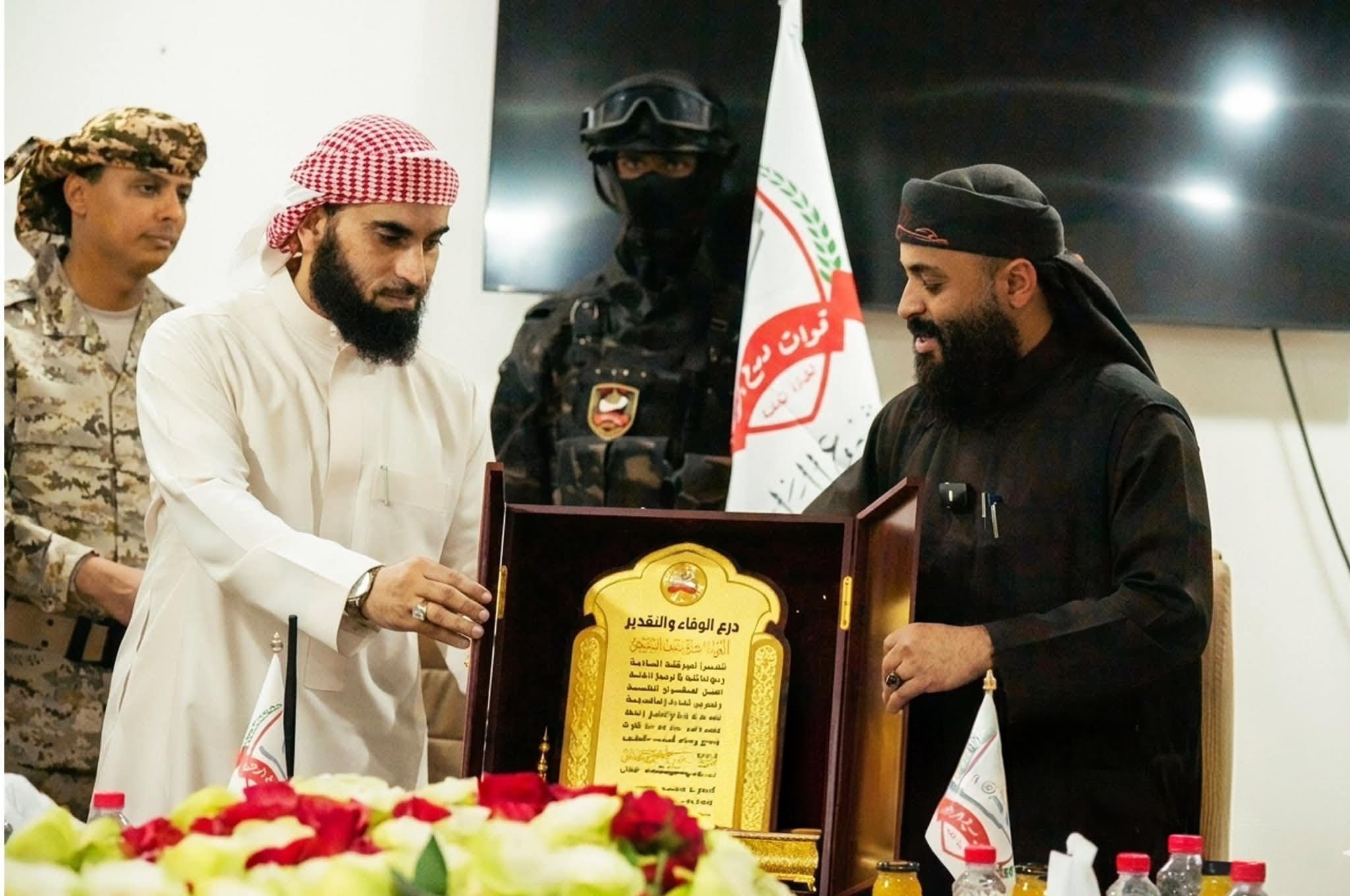 تنفيذًا لقرارات الرئاسي.. تسليم قيادة قوات درع الوطن في عدن