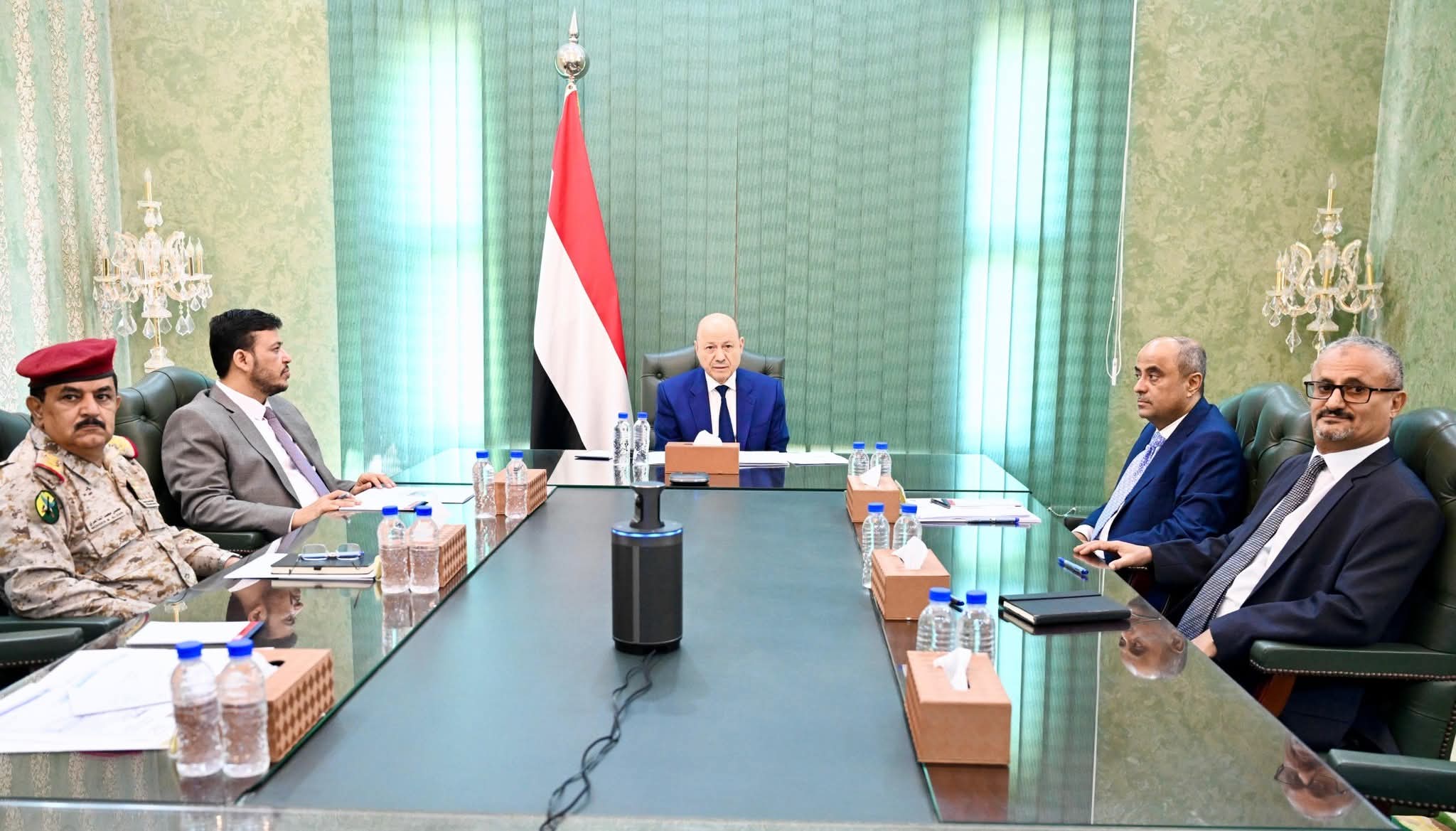 الرئاسي اليمني يجدد دعمه الكامل للإصلاحات الحكومية ويشيد بالجاهزية العالية للقوات المسلحة والأمن