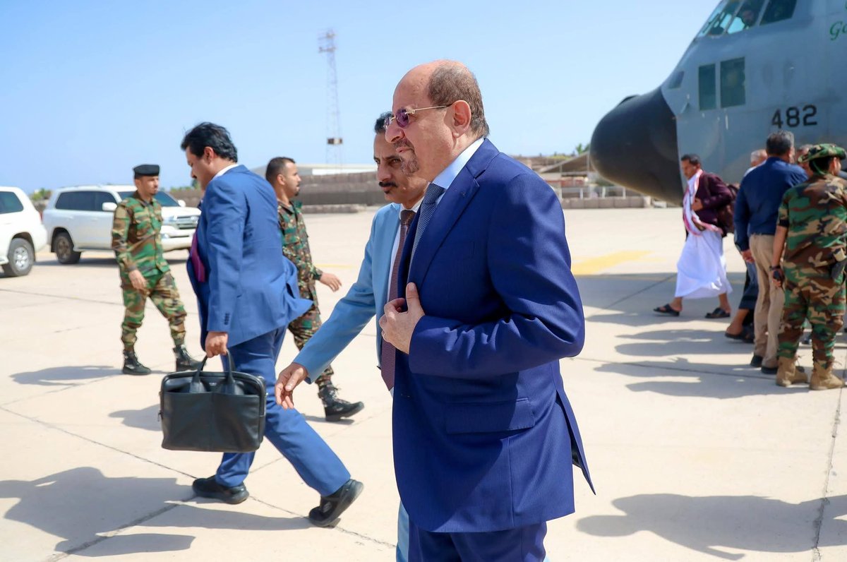 رئيس الحكومة يصل عدن لمواجهة تحديات الخدمات وتحسين الوضع المعيشي
