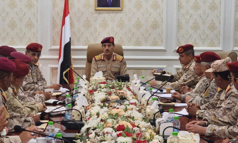 وزير الدفاع يعقد اجتماعا بهيئة التدريب والتأهيل ويوجه بمضاعفة الجهود لرفع كفاءة القوات المسلحة