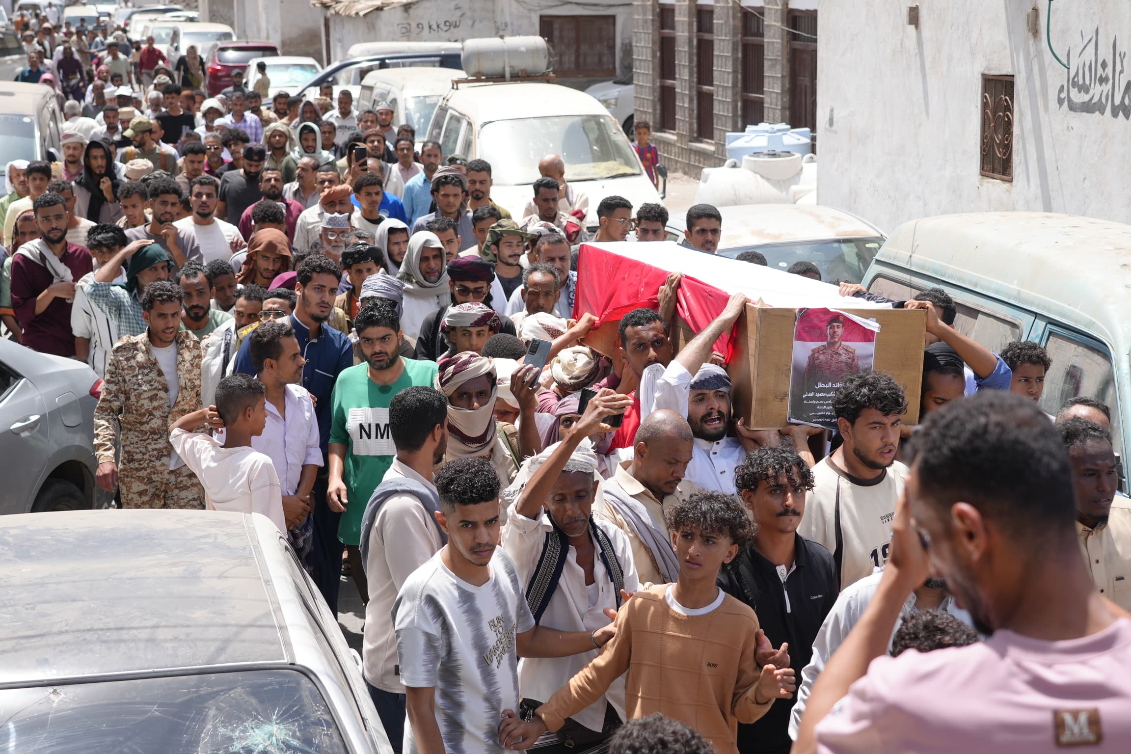 بعد سنوات من مغادرتها قسراً.. عدن تودّع العميد "أيمن العدني" أحد أبطال معركة تحريرها إلى مثواه الأخير