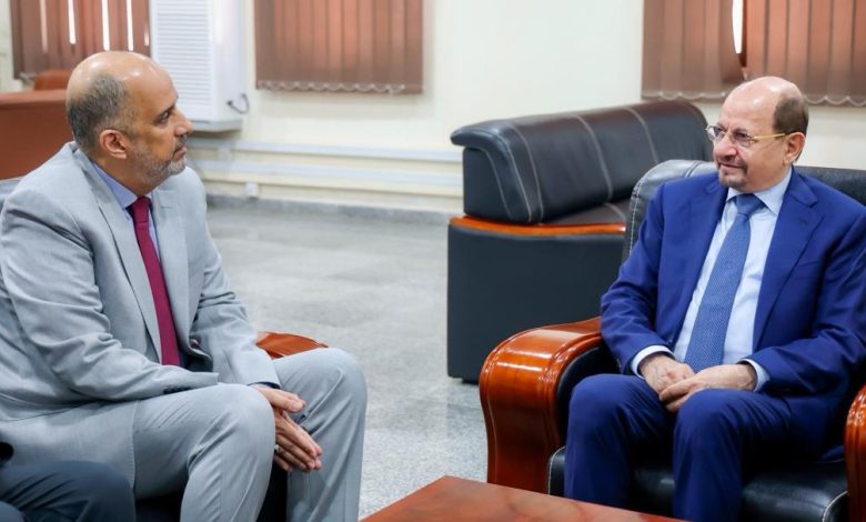 رئيس الوزراء يزور وزارة المالية ويجتمع بقيادتها لمتابعة تنفيذ القرارات المعيشية وضبط الإيرادات