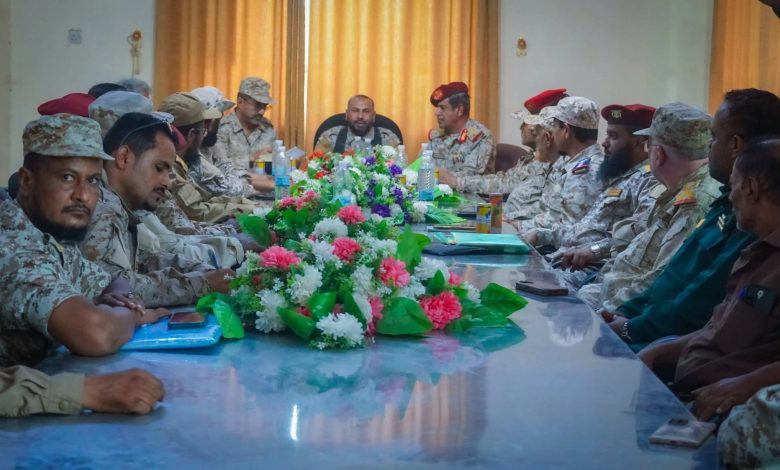 لجنة وزارة الدفاع برئاسة نائب المفتش العام تناقش مع قائد محور الضالع إجراءات الإستلام والتسليم