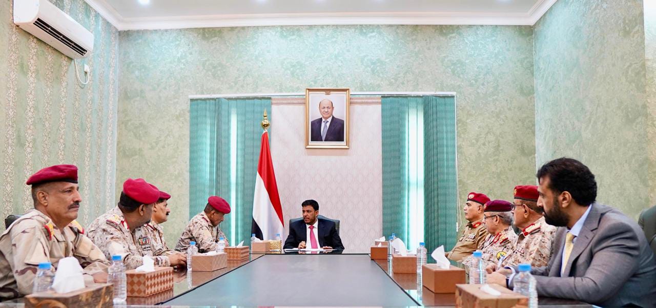الدكتور عبدالله العليمي يلتقي عدداً من القيادات العسكرية ويؤكد أهمية الجاهزية وتوحيد الجهود