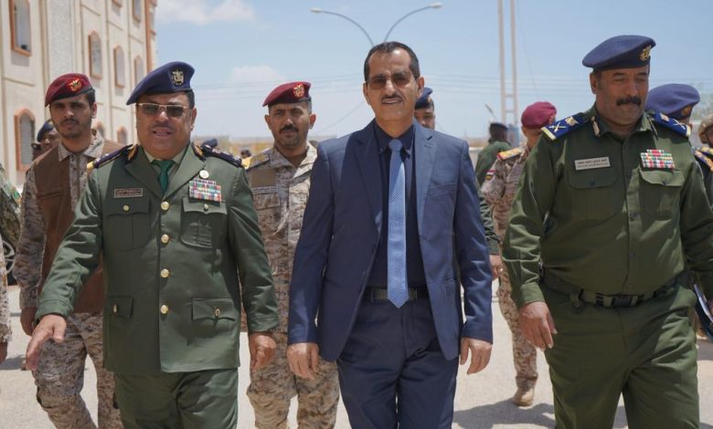 وزير الدفاع ووكيل وزارة الداخلية يتفقدان سير العملية التعليمية في كلية الشرطة بالمكلا