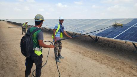 الحكومة تعتزم إنشاء محطة طاقة شمسية بقدرة 50 ميغاواط في حضرموت باستثمار صيني