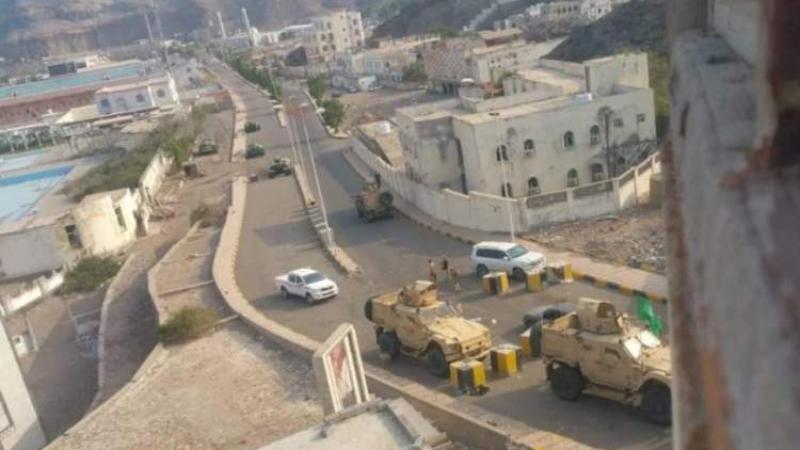 أعمال تخريبية تتسبب بانقطاع “عدن نت” عن معاشيق وتكشف مخالفات داخل برج الخدمة