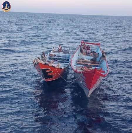 خفر السواحل اليمنية تضبط قاربين مشتبهين بتهريب بشر وممنوعات