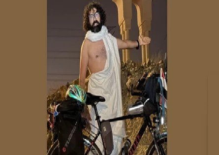 شاب مصري يقطع 19 يوماً بالدراجة من طنطا إلى مكة.. وميزانيته تصدم الجميع!