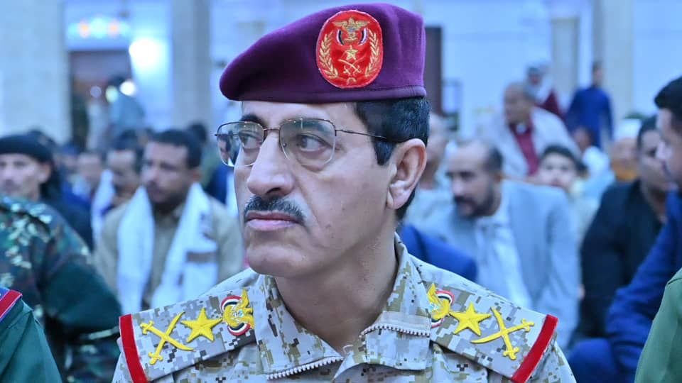 وزير الدفاع يؤدي صلاة العيد مع عدد من الوزراء والمسؤولين في العاصمة المؤقتة عدن