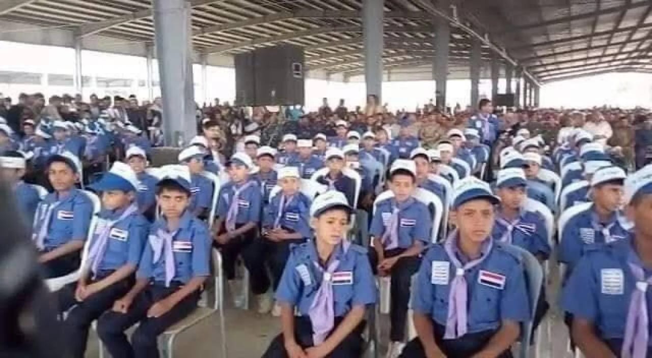 تعبئة طائفية وتجنيد الأطفال.. نقابة المعلمين تحذّر من خطورة المراكز الصيفية الحوثية