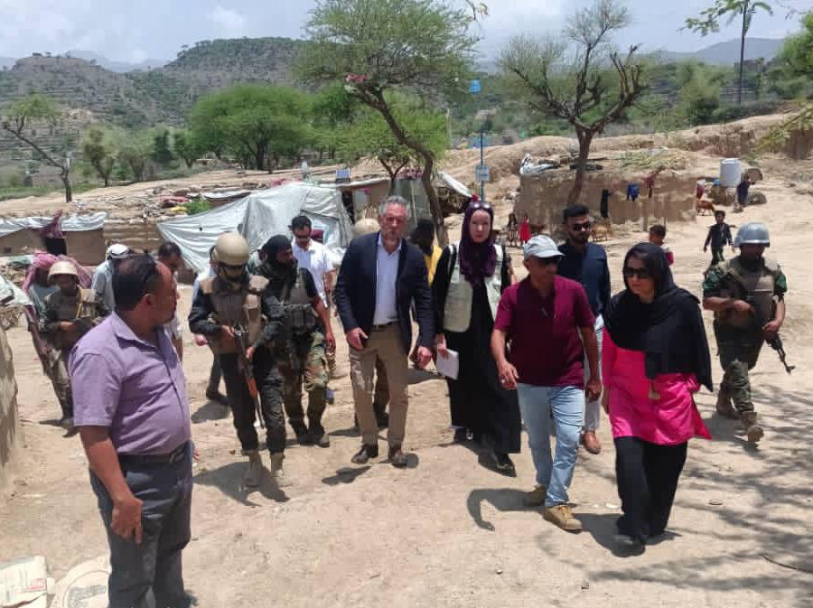 سفير الاتحاد الأوروبي يزور مديرية المعافر بتعز ويطلع على إحتياجات النازحين