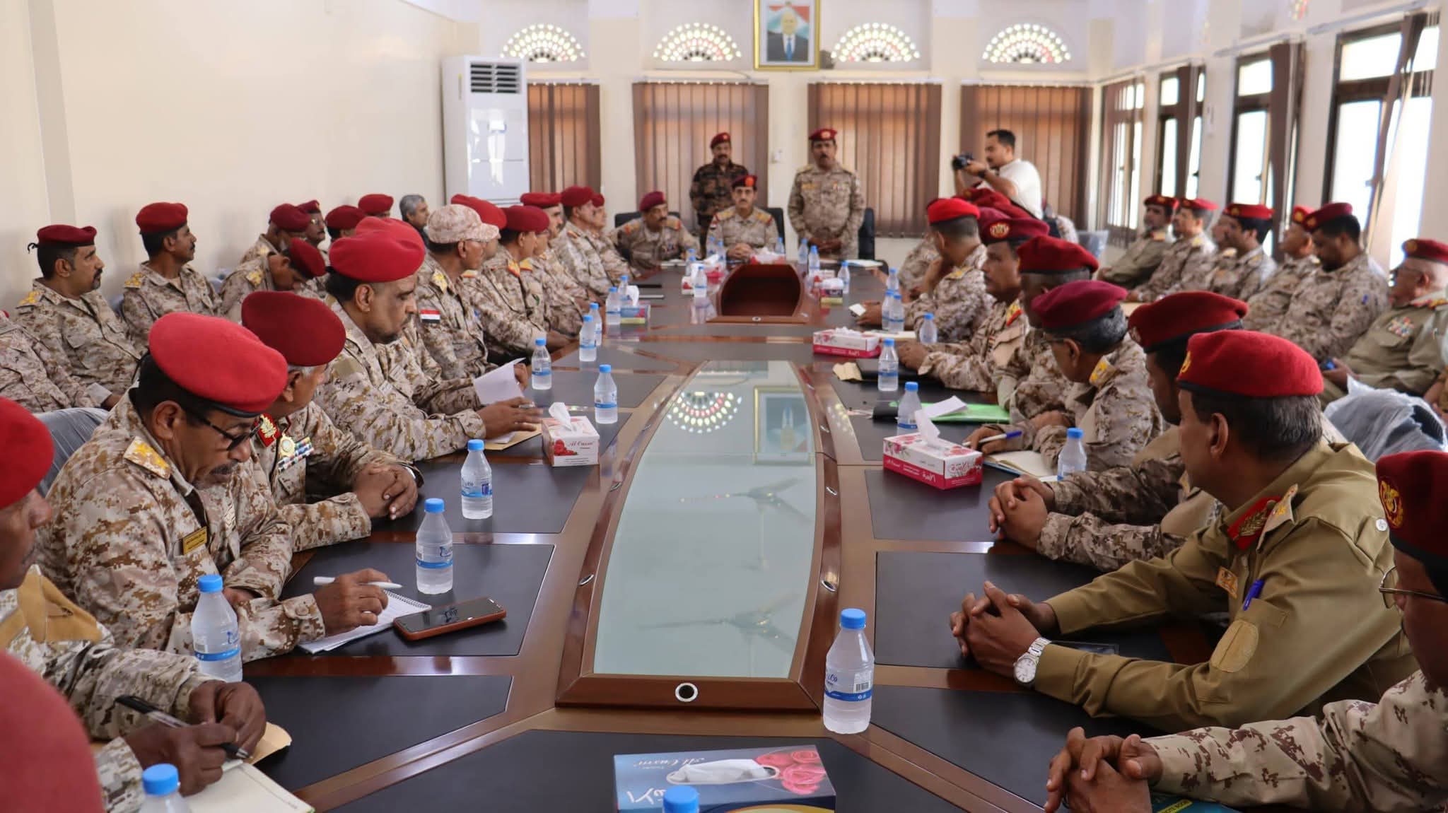 وزير الدفاع يعقد اجتماعاً عسكرياً موسعاً مع قيادة المنطقة العسكرية الثانية