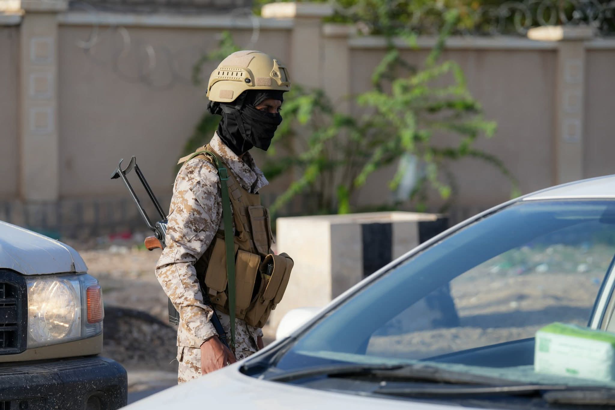 حضرموت.. اللواء الأول من الفرقة الثانية بقوات درع الوطن يضبط سيارة مسروقة ويطيح بالمتهمين في نقطة مريمة