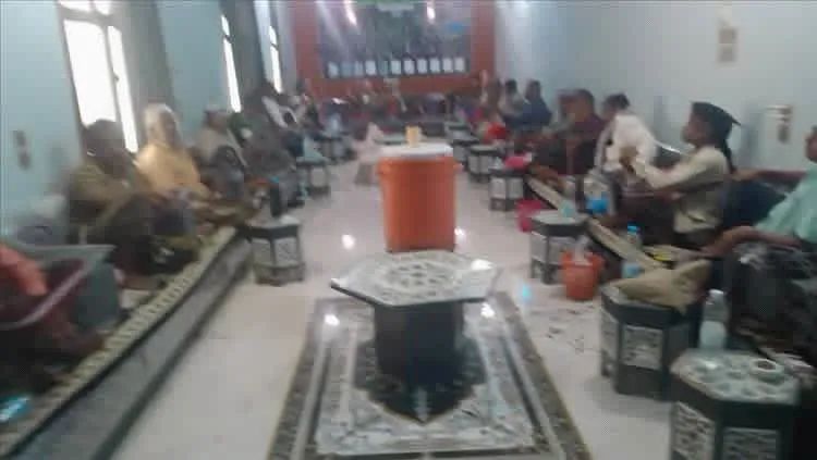 أبين.. اجتماع قبلي في أحور يمهل السلطات 48 ساعة للتحرك إزاء انتهاكات بحق مهاجرين أفارقة