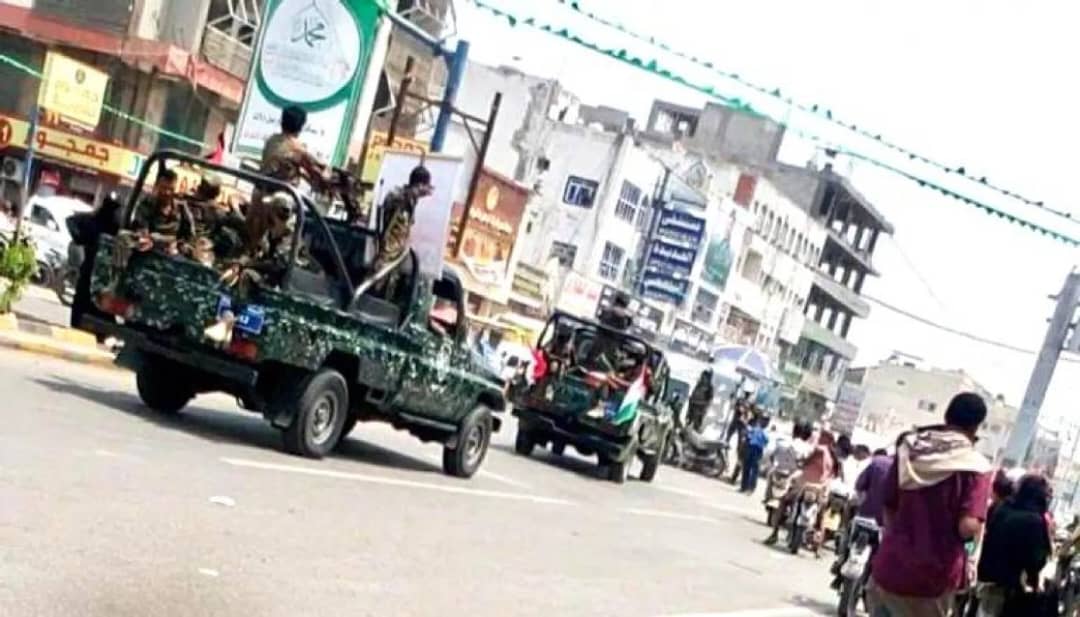 وصفت بـ“رسائل تهديد داخلية”.. استعراضات مسلحة حوثية في صنعاء وتعزيزات نحو الحديدة