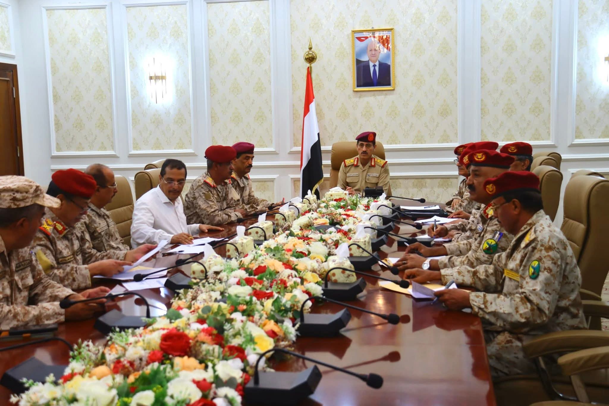 وزير الدفاع يجتمع بهيئة القوى البشرية ويشدد على مواصلة جهود ضبط البيانات 