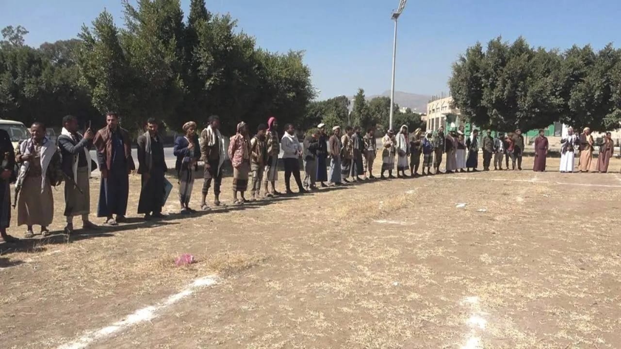 مستهدفة “الفئات الأشد ضعفاً”.. مليشيا الحوثي تنفذ حملات استقطاب وتجنيد في صنعاء وإب