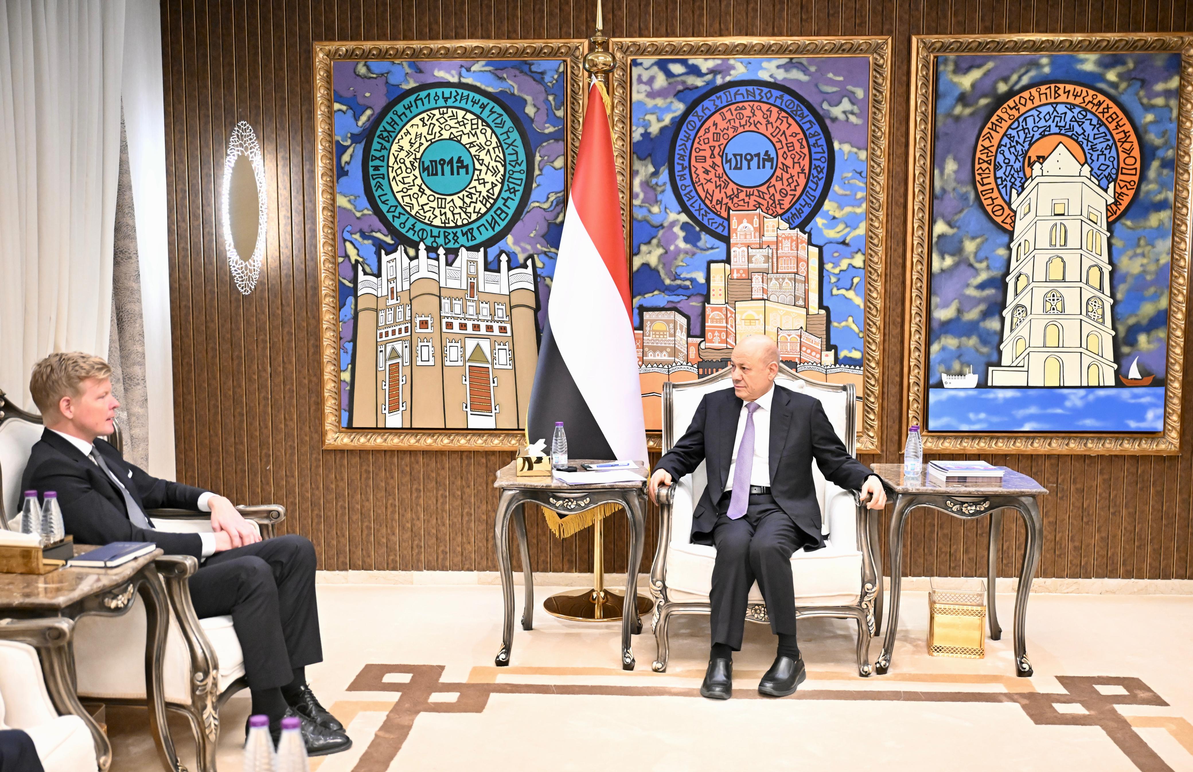 رئيس مجلس القيادة يشيد بموقف الأمم المتحدة الداعم لوحدة اليمن واستقراره وسلامة أراضيه