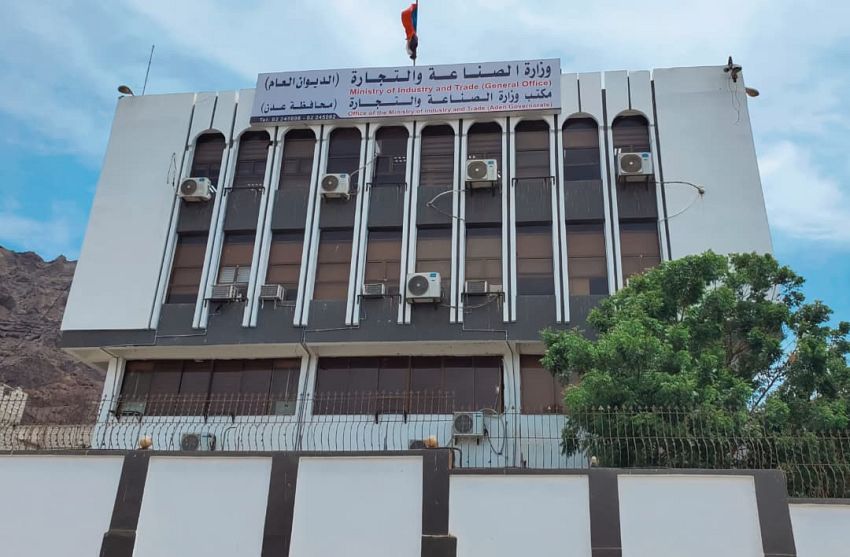 الصناعة والتجارة تؤكد استقرار  الوضع التمويني في المحافظات المحررة