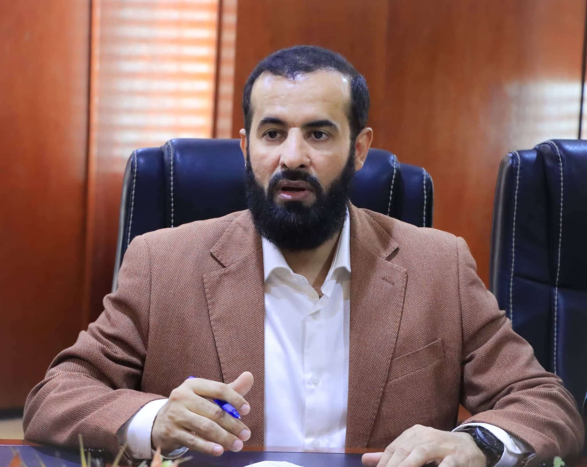 محافظ أبين يوجّه بصرف حافز مالي لعمال النظافة والتحسين بمناسبة عيد الأضحى