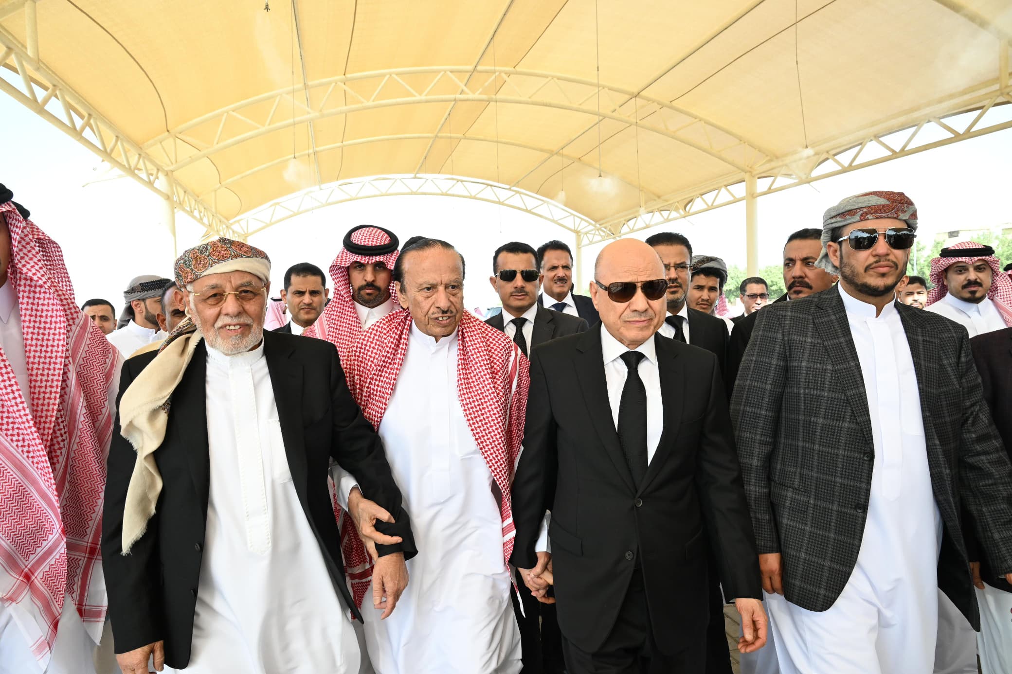 في وداع الرئيس السابق.. العليمي: فقدنا أحد أبرز رجالات اليمن
