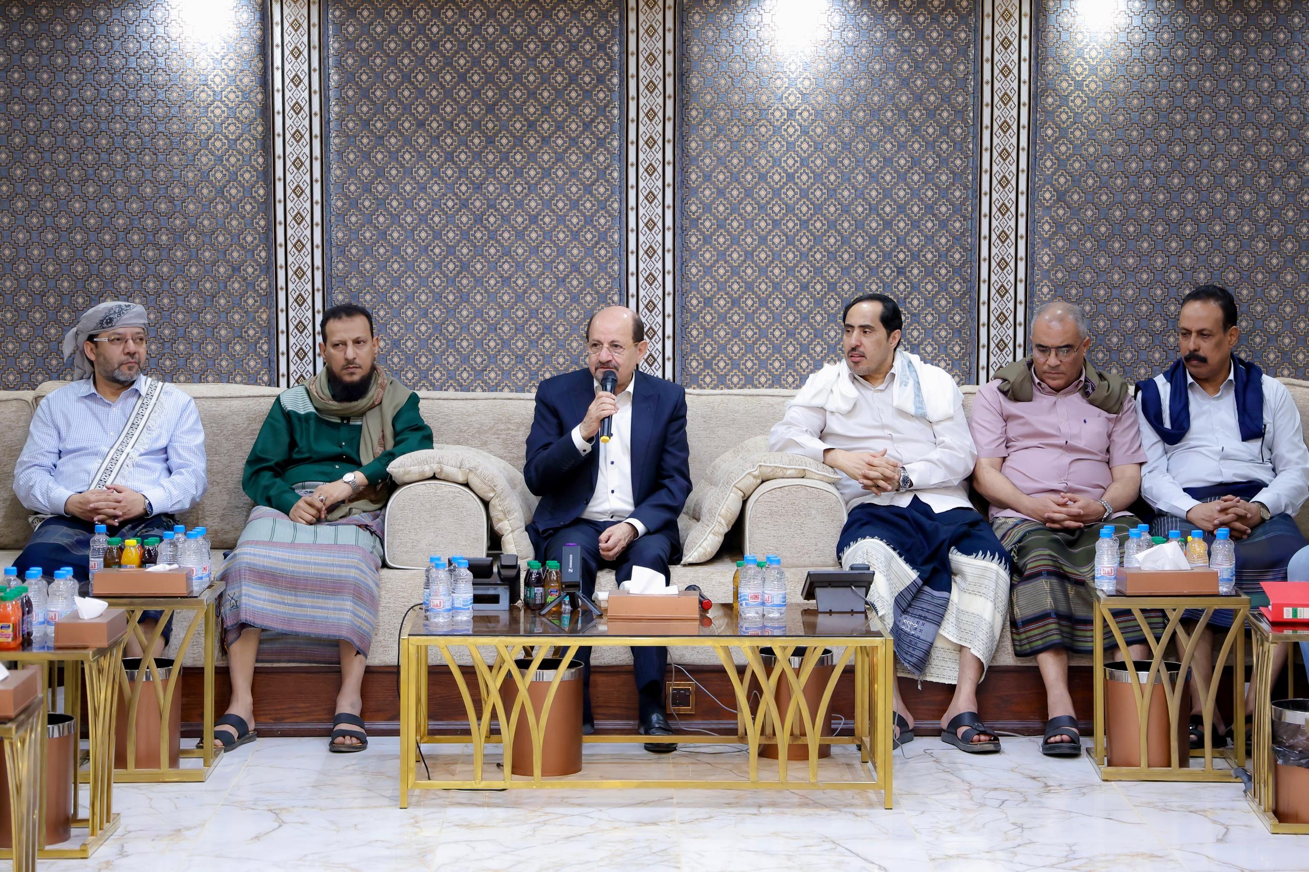 خلال أمسية رمضانية.. رئيس الحكومة يُشدد على المسؤولية التشاركية لإعادة الاعتبار لمدينة عدن