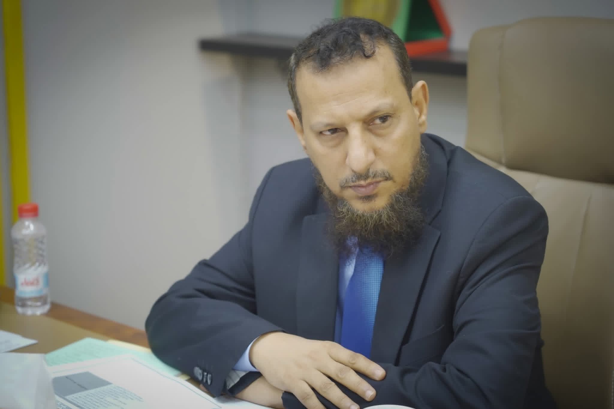 محافظ عدن يجري أول دفعة تغييرات في المكاتب التنفيذية