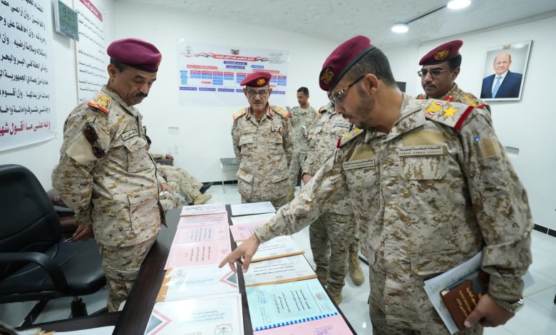 اللواء باتيس واللواء المرزوقي يتفقدان سير العمل في هيئة القوى البشرية