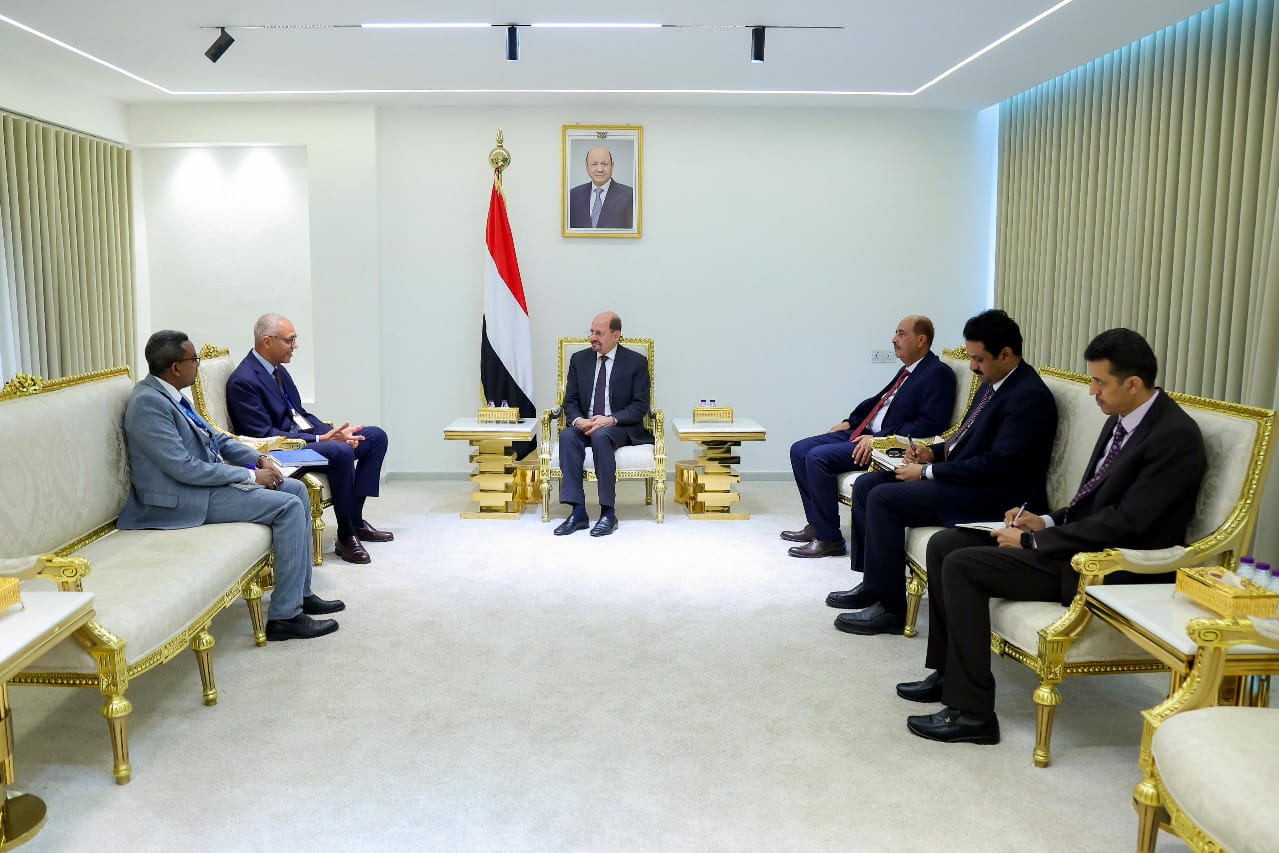 رئيس الوزراء يلتقي منسق الأمم المتحدة والأخير يؤكد الالتزام بمواصلة دعم اليمن