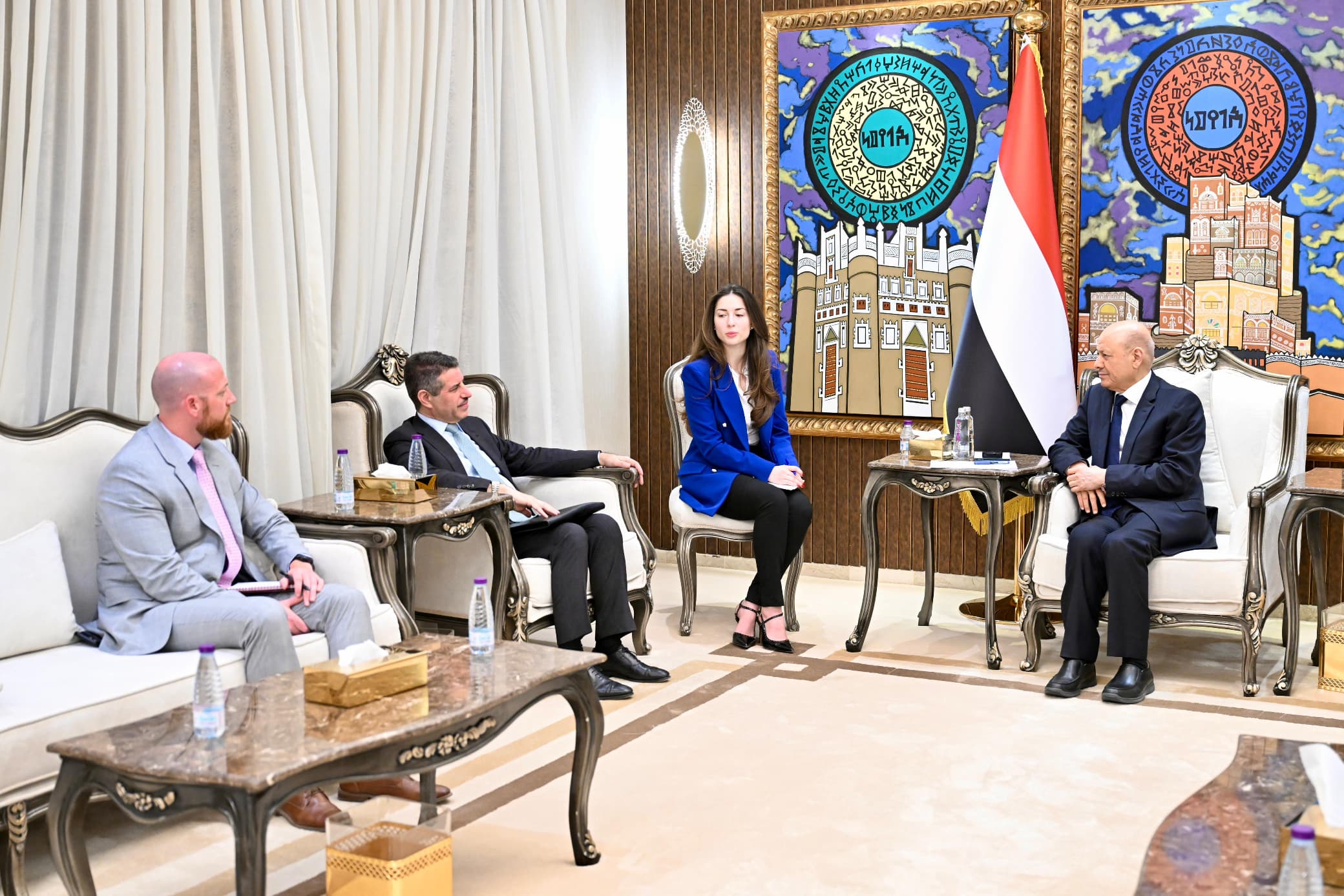 الرئيس اليمني يؤكد أهمية البناء على ردع النظام الإيراني لإنهاء تهديد مليشياته في المنطقة