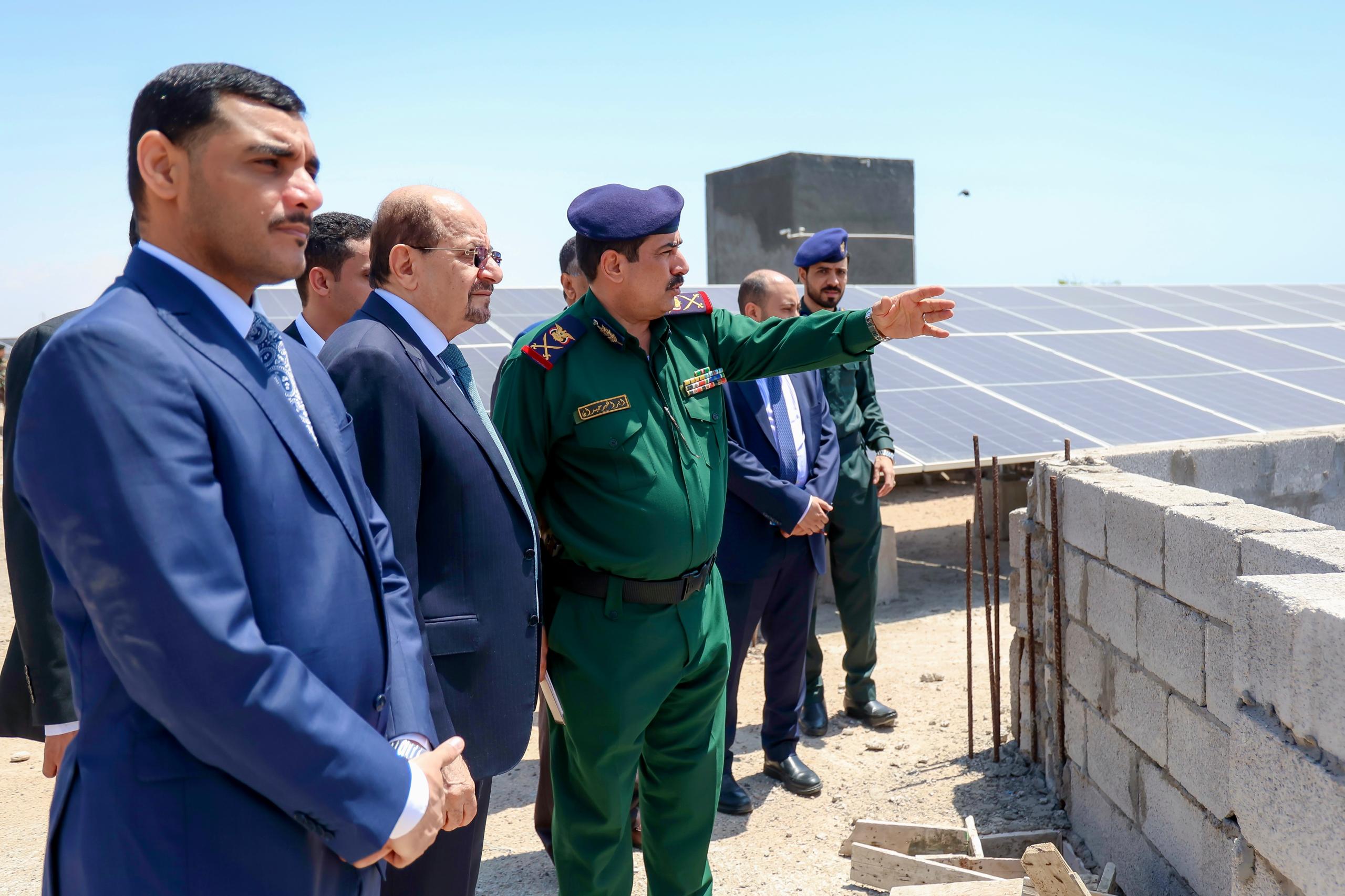 أول زيارة لرئيس وزراء إلى مقر وزارة الداخلية في عدن منذ عام 2015