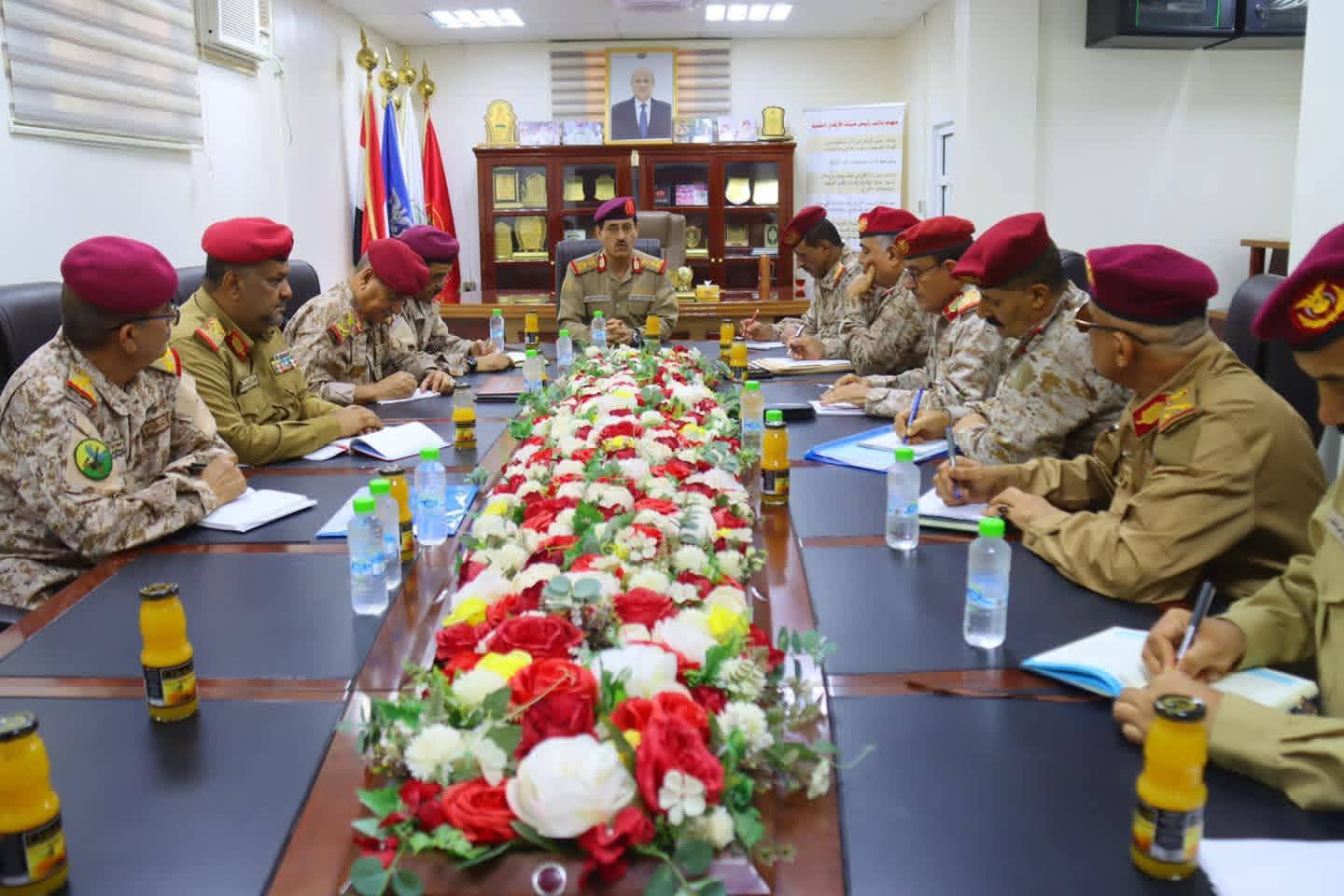 وزير الدفاع يجتمع بمساعديه ورؤساء الهيئات والتفتيش والرقابة ويؤكد الالتزام بالضوابط المنظمة للابتعاث