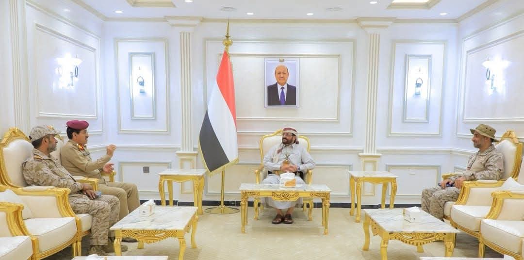 اللواء سلطان العرادة يوجه برفع الجاهزية القتالية وتعزيز القدرات العملياتية للقوات المسلحة في مختلف الجبهات